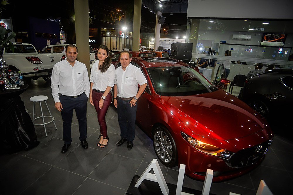 José Luis Asbun Brand Manager Mazda Natalia Irazoque y Rolando Vargas gestores marca Mazda
