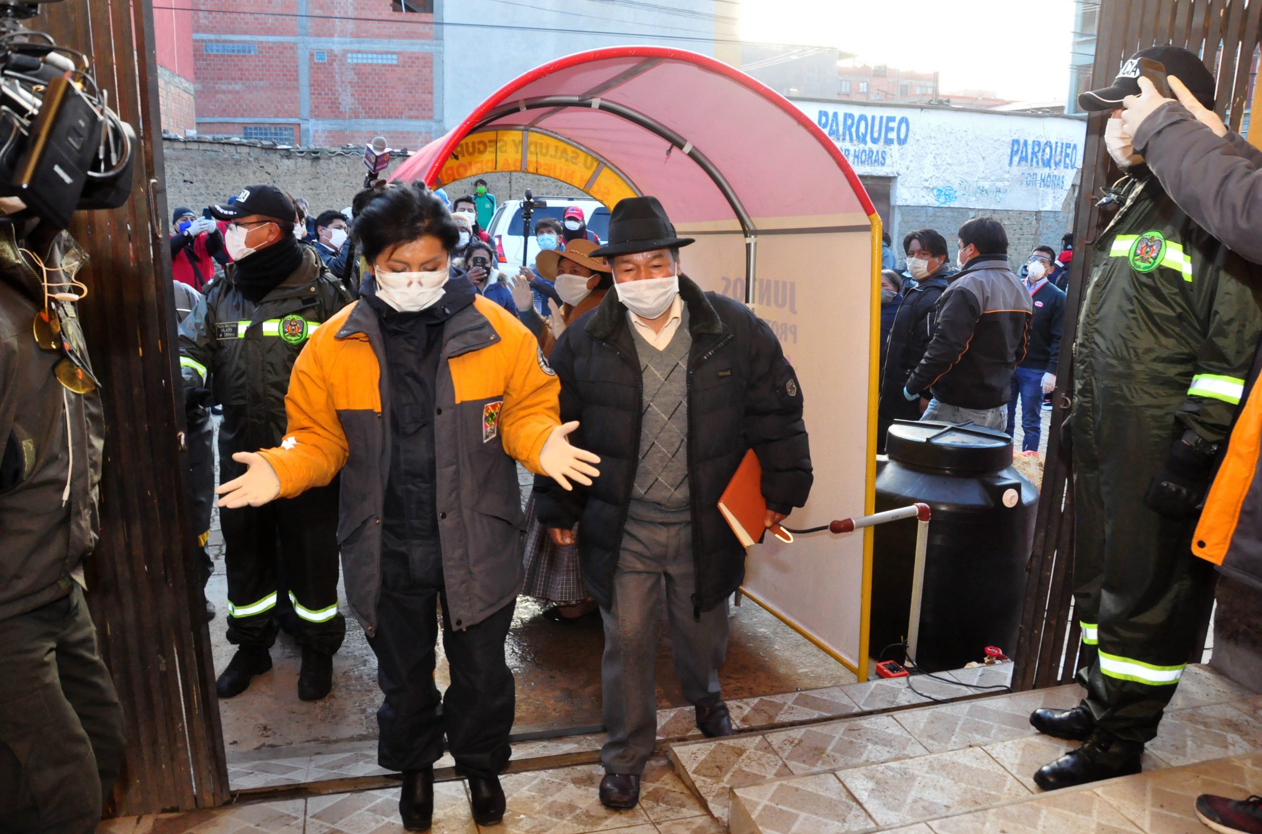 representantes de la Empresa Sofía entregaron dos cámaras de desinfección scaled