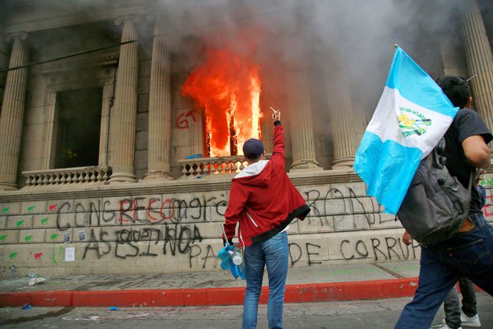 Congreso de Guatemala en llamas