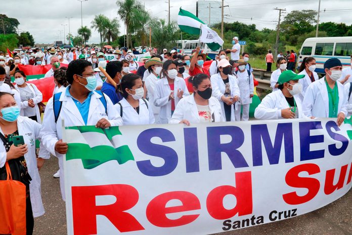 médicos marchan para exigir abrogación ley de Emergencia Sanitaria