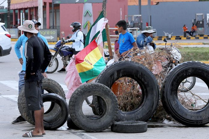 Potosí y Santa Cruz mantienen bloqueos callejeros