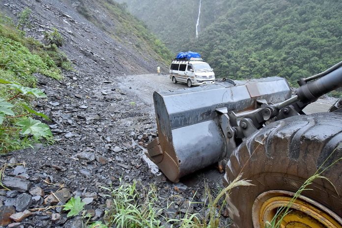 Intensas lluvias ocasionan derrumbe en la carretera La Paz-Yungas en el sector de Pichu