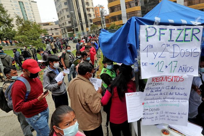 ciudadanos asisten a vacunarse contra la covid-19 en La Paz
