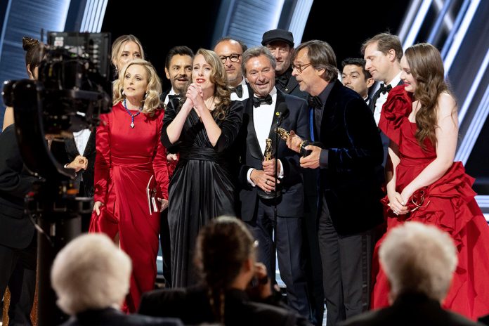 el elenco de CODA aceptan el Óscar