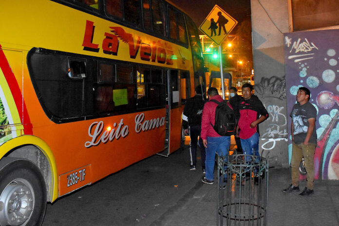 gente afín al MAS abordan buses rumbo a Santa Cruz