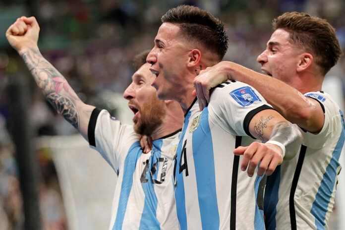 Lionel Messi y Enzo Fernández de Argentina