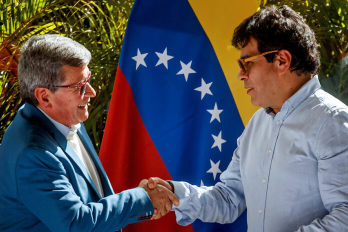 Pablo Beltrán, negociador del ELN, y Danilo Rueda, alto comisionado para la Paz de Colombia