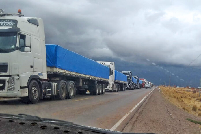 un millar de camiones con carga boliviana están parados en la carretera entre Lima y Desaguadero