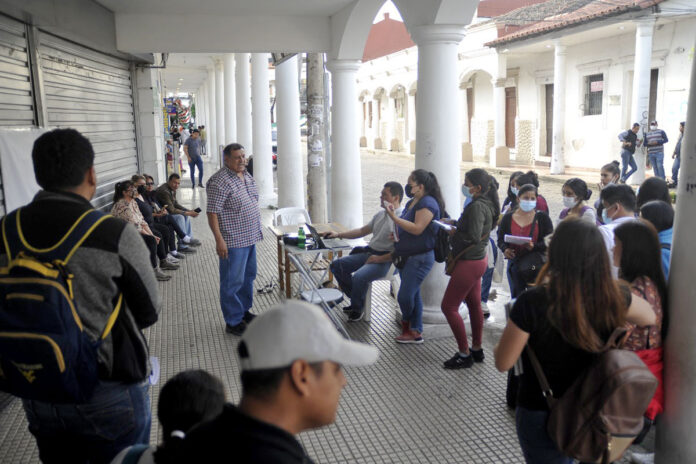 docentes de la UAGRM comenzaron a pasar clases en puertas de las instituciones publicas
