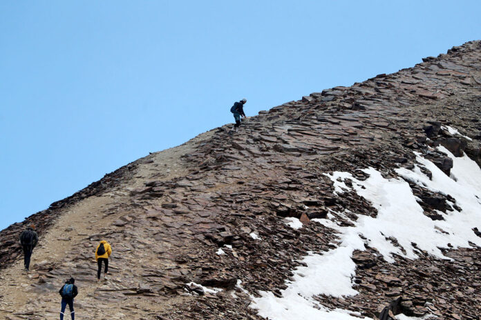 turistas suben al nevado Chacaltaya